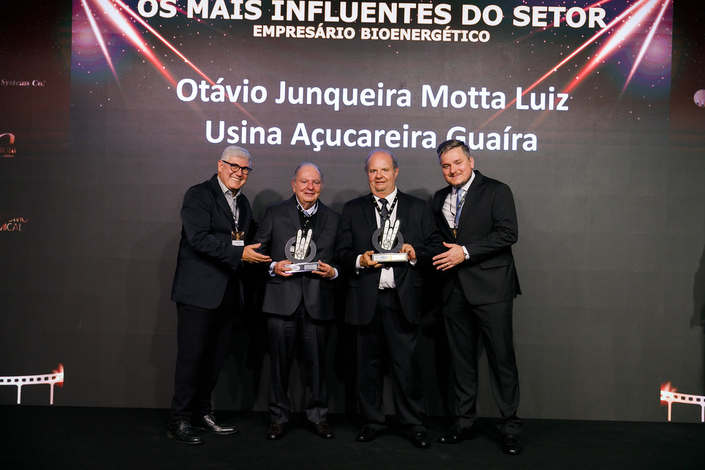 Homenageados recebendo o troféu MasterCana